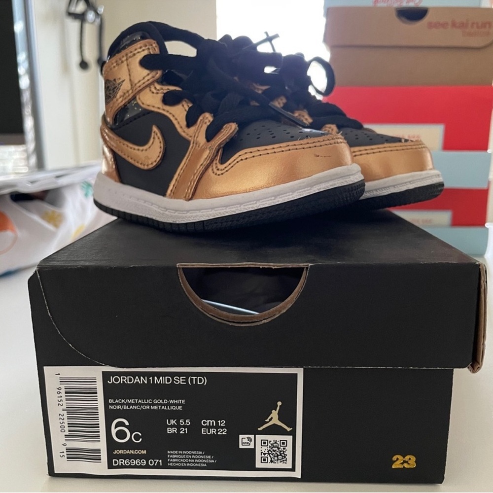 Jordan Mid SE Shoes - Black and Gold